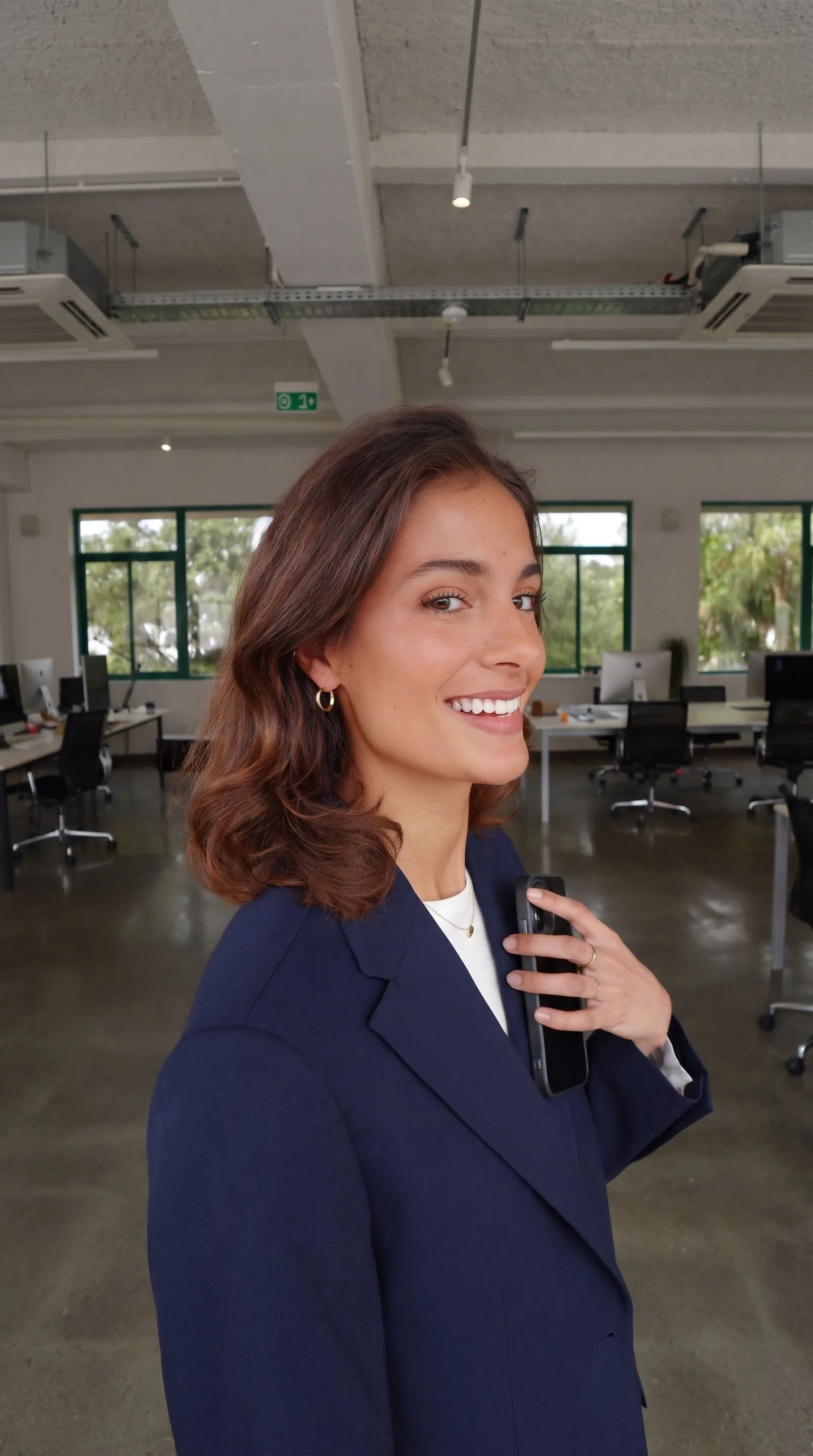 سارة، المساعدة الذكية من صنع فوتونكت. صورة مولّدة بالذكاء الاصطناعي.